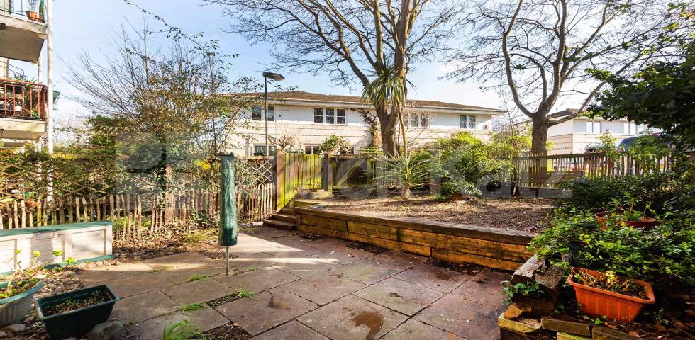 			GARDEN FLAT!, 1 Bedroom, 1 bath, 1 reception Flat			 Barker Drive, CAMDEN